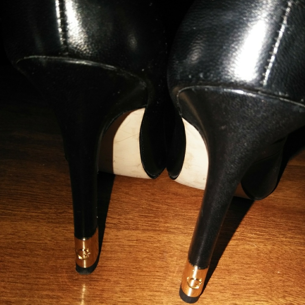 Guess Pumps